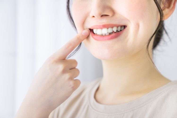 加齢による歯の黄ばみが気になる！原因に合った対処法①
